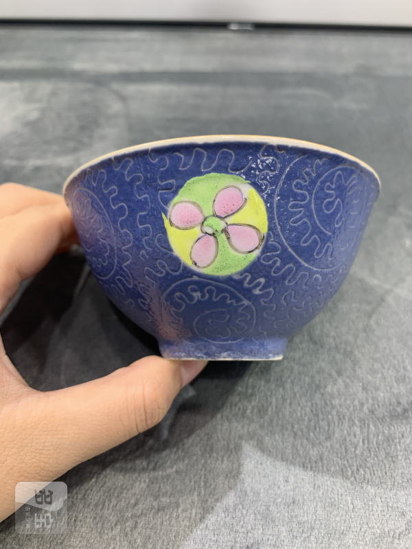 清乾隆蓝地轧道粉彩皮球花卉纹茶园 - 图4
